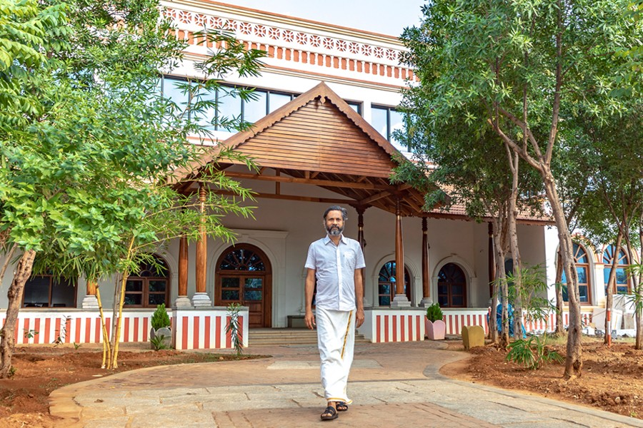 എളിയ തുടക്കത്തിൽ നിന്ന് ആഗോള വളർച്ചയിലേക്കെത്തിയ ശ്രീധർ വെമ്പു എന്ന സംരംഭകനെക്കുറിച്ചുള്ള ആകർഷകമായ ഒരു സ്റ്റോറിയും അദ്ദേഹത്തിന്റെ കാഴ്ചപ്പാടുകളും