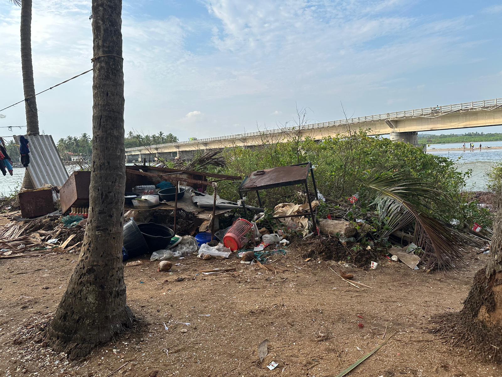 വള്ളിക്കുന്നിലെ പ്രധാന ടൂറിസ്റ്റ് കേന്ദ്രങ്ങളിൽ ഒന്നായ കടലുണ്ടിക്കടവ് അഴിമുഖ പരിസരം മാലിന്യ പ്രതിസന്ധിയിൽ